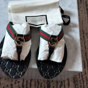 Gucci Black Leather Thong Sandal with Green-Red Web and Gold GG